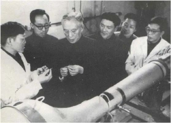 1973年，周培源（左三）在實驗室指導熱線探針的研制工作.jpg